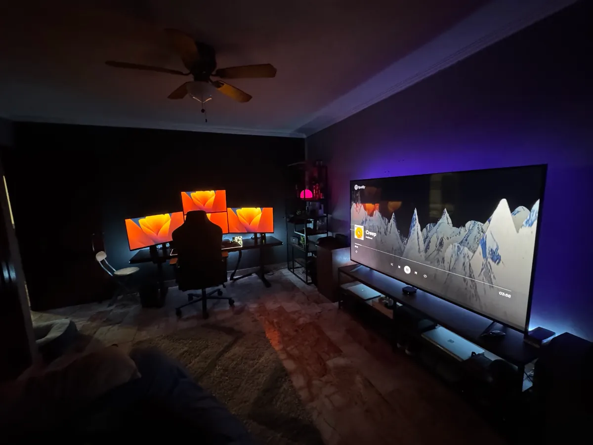 El estudio de noche, visto desde el sillón